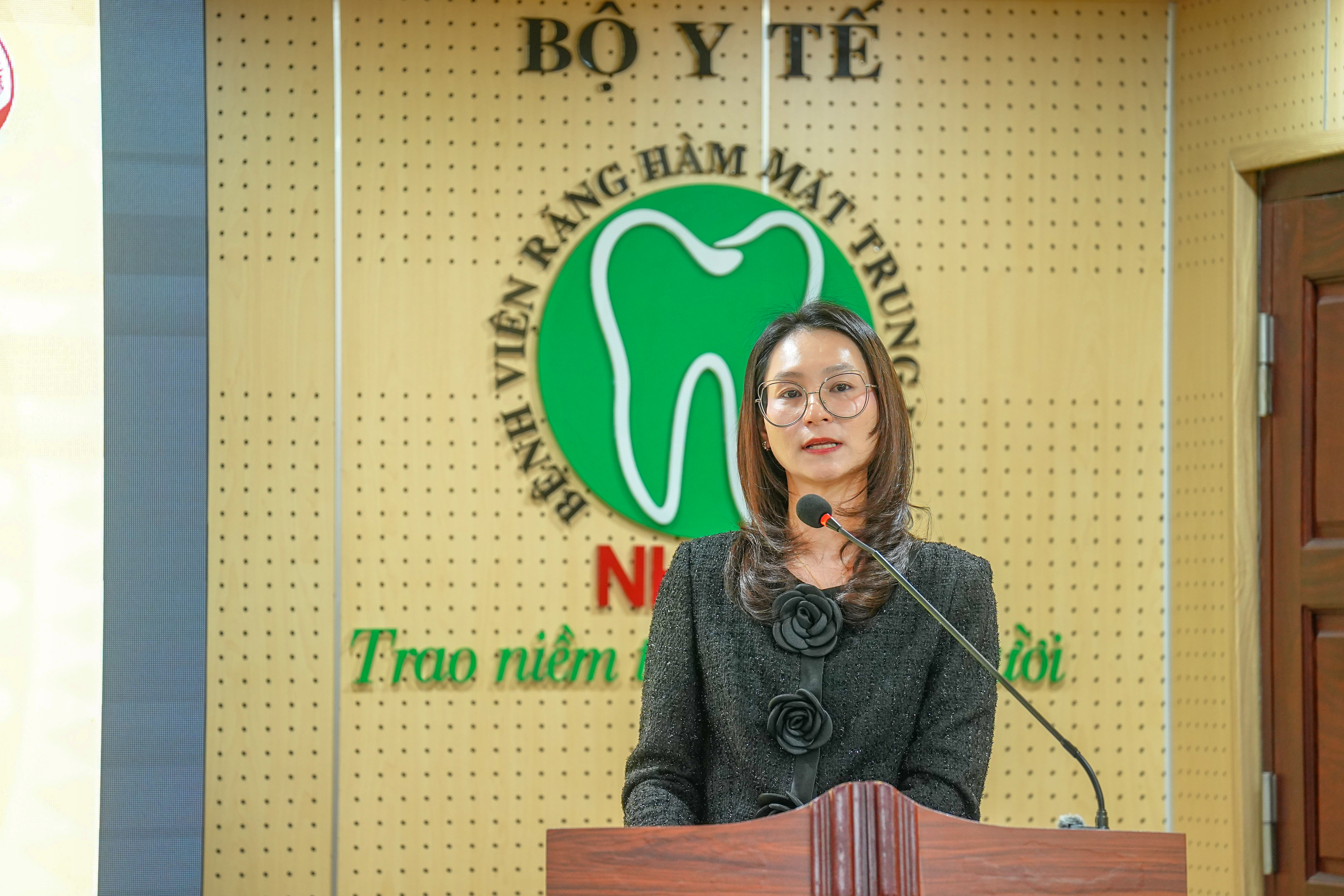 Bà Dương Thị Thư, Giám đốc Ngành hàng Chăm sóc Răng miệng Chuyên ngành Nha khoa và Cộng đồng phát biểu